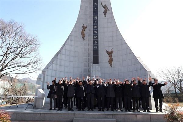허성무 창원시장이 간부공무원들과 함께 진해 3.1운동기념비를 찾았다.