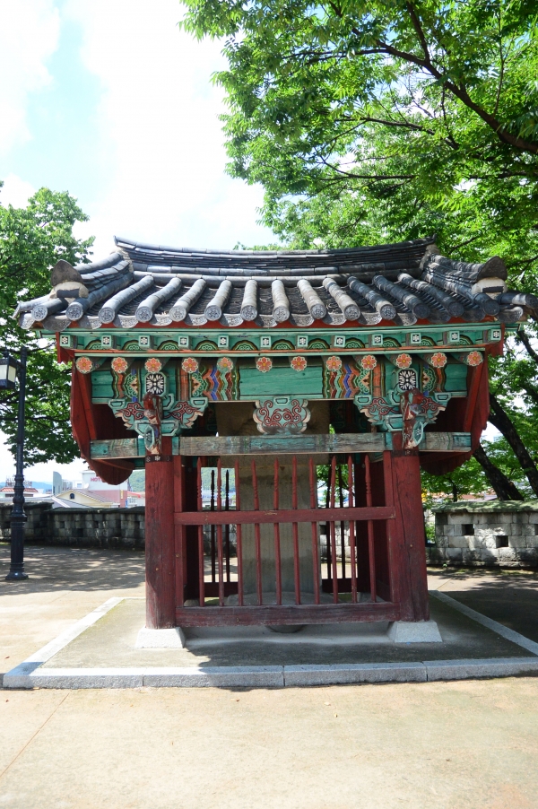 촉석정충단비는 제2차 진주성 싸움에서 장렬하게 순국한 삼장사 김천일, 황진, 최경회 및 군관민의 영령을 기리기 위해 세운 정충단의 비석이다. 촉석루 동쪽에 세워져 있다.