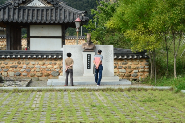 합천군 용암서원 앞에 있는 남명 선생의 비를 지나가는 관광객이 유심히 살펴보고 있다.