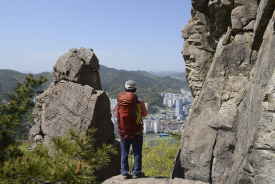 암석사이로 도회지가 보인다.