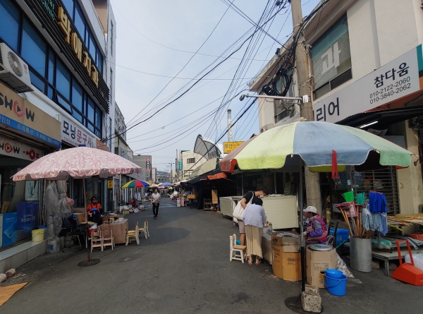 천전시장 입구 터줏대감 순대할매집. 입구 양쪽에 자리잡은 두 집 모두 순대맛이 일품이다. 여기서 초등학교를 졸업한 오랜 단골이 세월이 지나서도 순대를 사러 돌아온다. 사진=김지원기자