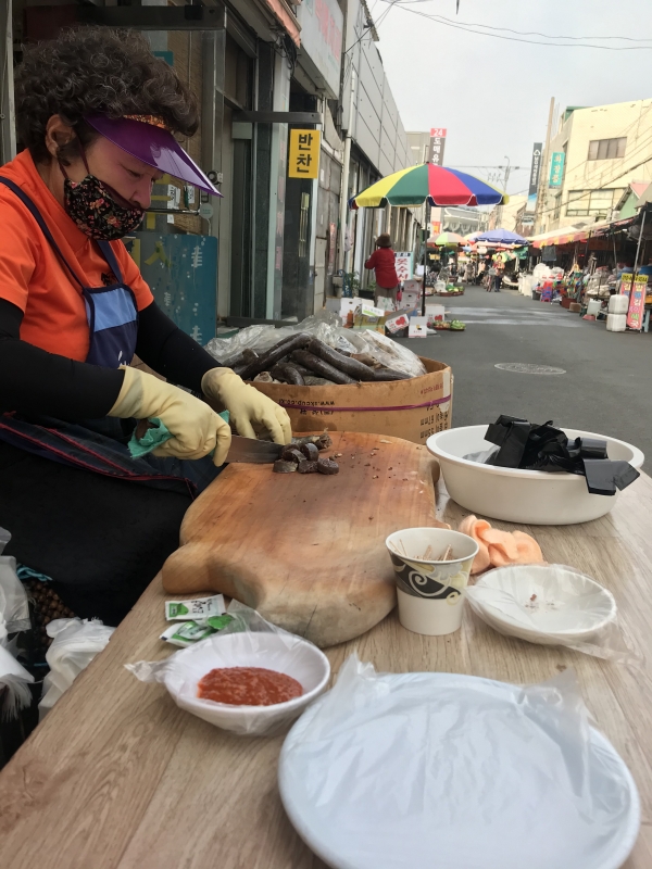 꼬마의자에 무릎을 맞대고 앉아 주문을 하면 비닐 입힌 접시 한장이 앞에 놓이고 김이 나는 순대를 바로 썰어준다.