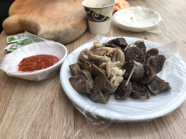 경상도 사람은 순대에 막장이 제 맛이다. 드문드문 소금을 찾는 이가 있는지 일회용 소금봉지가 무심하게 나와 있다.