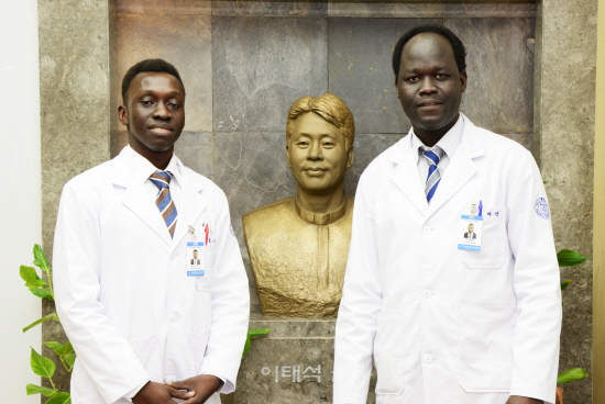 "<b>이태석 신부</b> 뜻대로" 남수단 <b>제자</b> 2명 전문의 합격
