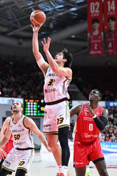 창원 <b>LG</b>, 2위 정관장과 78-70 승…<b>선두</b> 유지