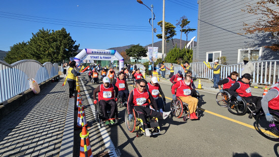 제9회 거제시장배 휠체어마라톤대회 성료 "경계를 허물다"