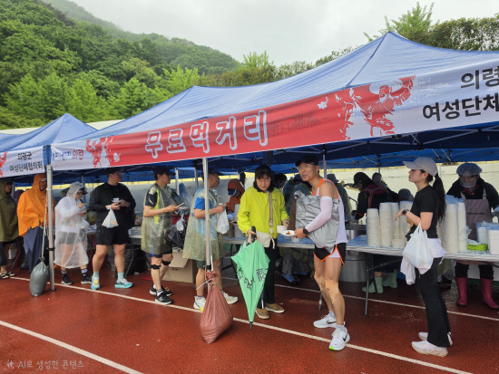 의령군 여성단체협의회​​​​​​​, 의병마라톤대회서 자원봉사